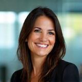 Ana Gómez, CEO de Vector Innovations LTD, sonriente con fondo de oficina moderna