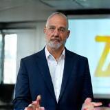 Juan Pérez, Director de Consultoría, con presentación profesional en sala de reuniones