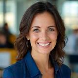 María López, Directora de Análisis de Mercado, sonriente en ambiente de trabajo colaborativo
